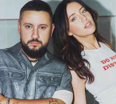 MONATIK і DOROFEEVA в урбаністичному кліпі влаштували експериментальні танці з чорними кулями. Відео