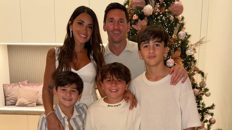 Сімейна команда: Мессі з дружиною і трьома синами в однакових луках пограв у футбол