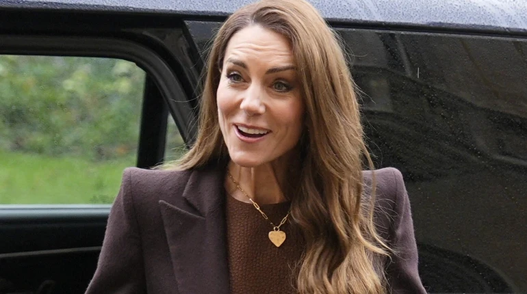 Міддлтон у вишуканому пальті та фанатському шарфі повболівала на матчі з регбі