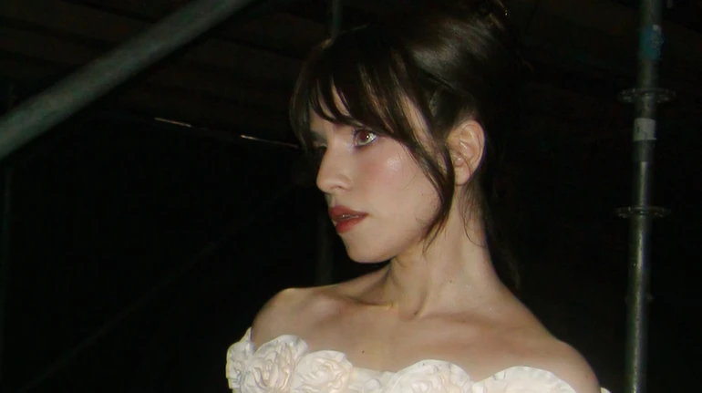 Соловій у дизайнерському міні з ружами та масивних босоніжках посвітила оголеними ногами на сходах