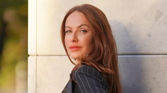 Ні сорому, ні совісті: Горняк на підлозі посвітила голими колінками для бешкетних кадрів