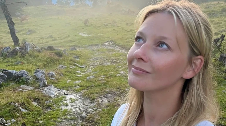 Трохи Гобіт: Грешнова без мейку показала активне дозвілля з 9-річним сином у горах
