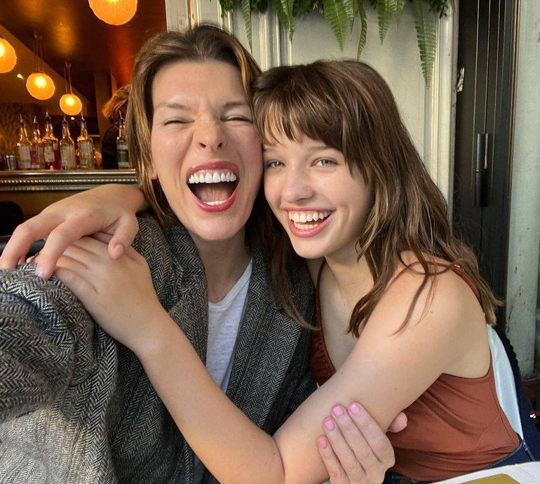 Сонце і місяць у життях усіх нас: Йовович із донькою привітали з днем народження чоловіка й тата та показали милі фото