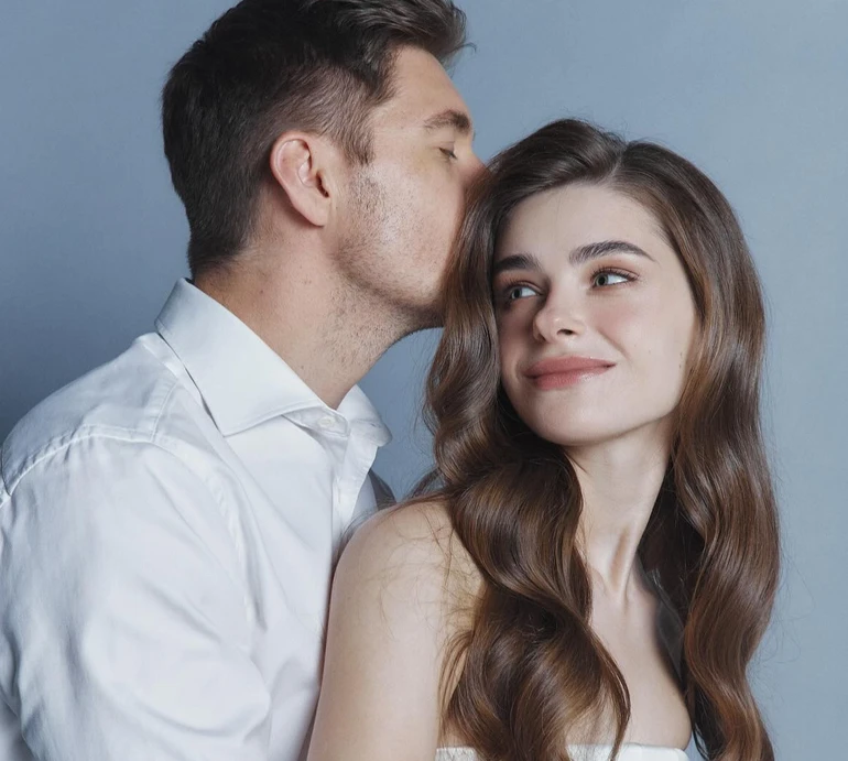 Остапчук привітав дружину з 24-річчям, а вона похизувалася коштовними дарунками від нього. Фото