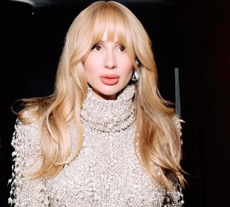 Лобода у дизайнерському міні посвітила довгими ногами на концерті в Парижі. Фото