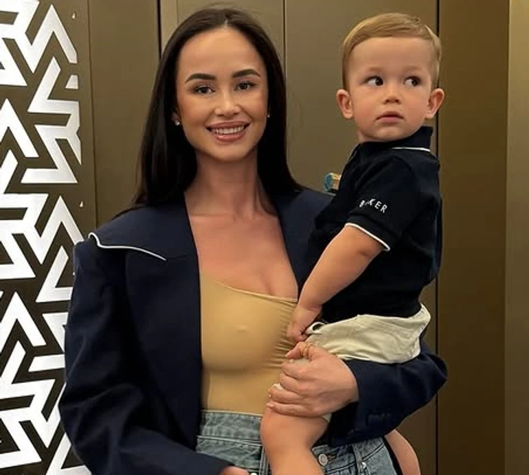 Парфільєва в купальнику наробила ніжних фото з 1,5-річним сином на пляжі в Дубаї. Фото