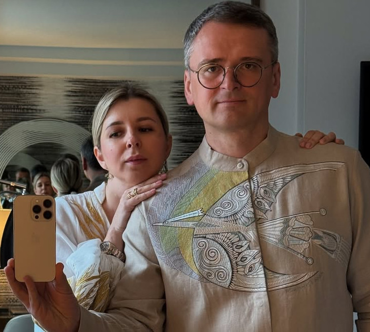 Щастя: Кулеба пригорнув до себе кохану для фото