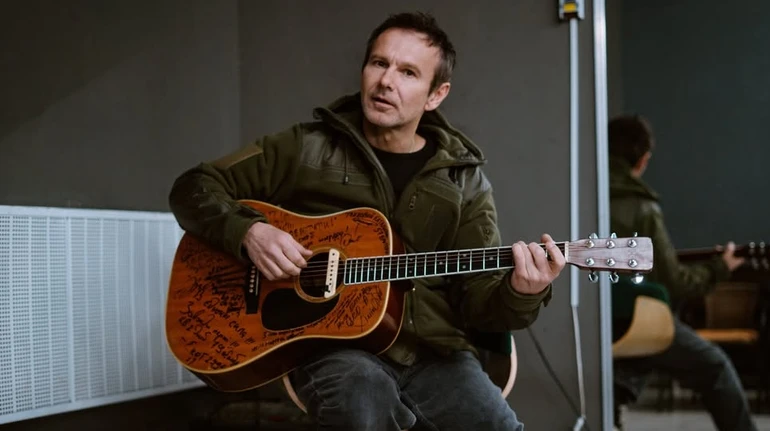 Майже як удома: Вакарчук у кежуалі наробив чорно-білих фото на вулицях Тель-Авіва