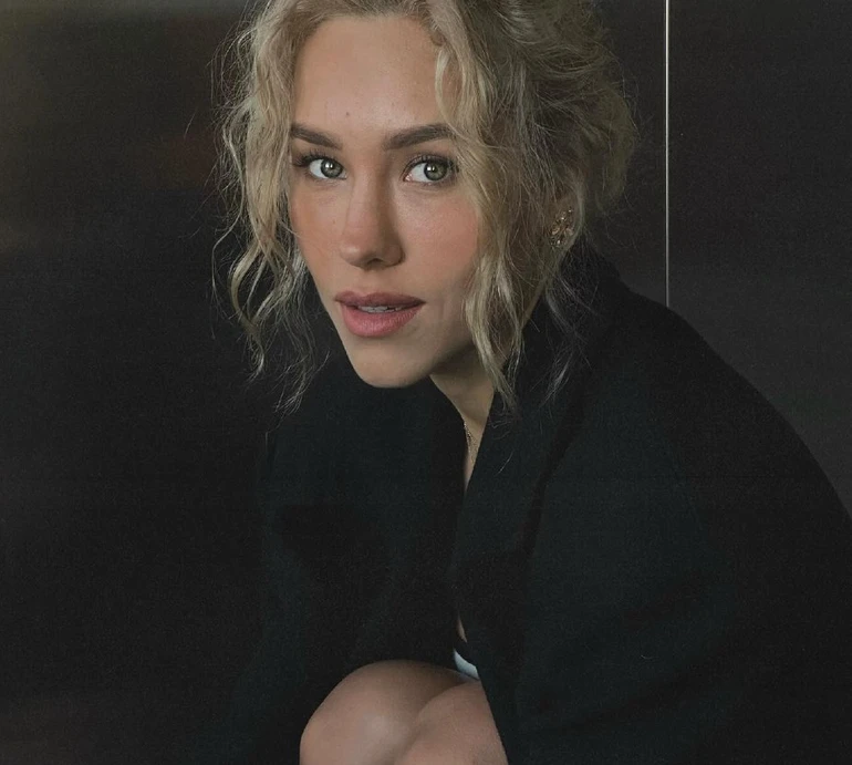 П'яні люди і фантазії: Квіткова в пальті навпочіпки в ліфті перелічила речі, якій їй подобаються