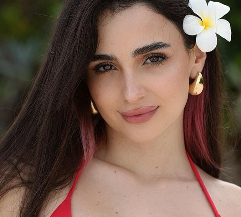 Попа в кадрі: Трінчер у червоному бікіні похизувалася тілом на екзотичному пляжі. ФОТО