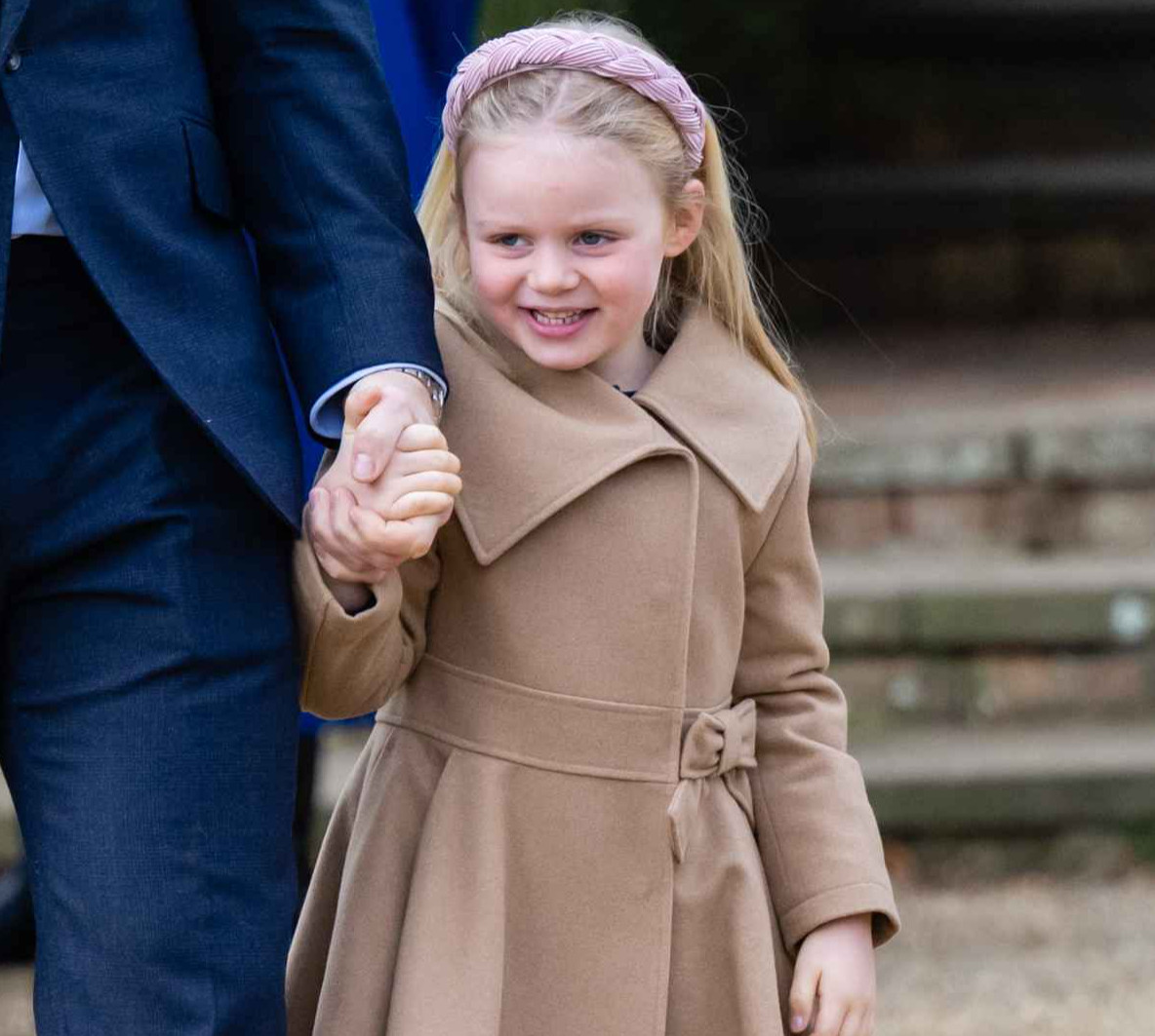 Головна бешкетниця королівської сім'ї: 5-річна правнучка Єлизавети ІІ кумедно поборюкалася з татом. Фото