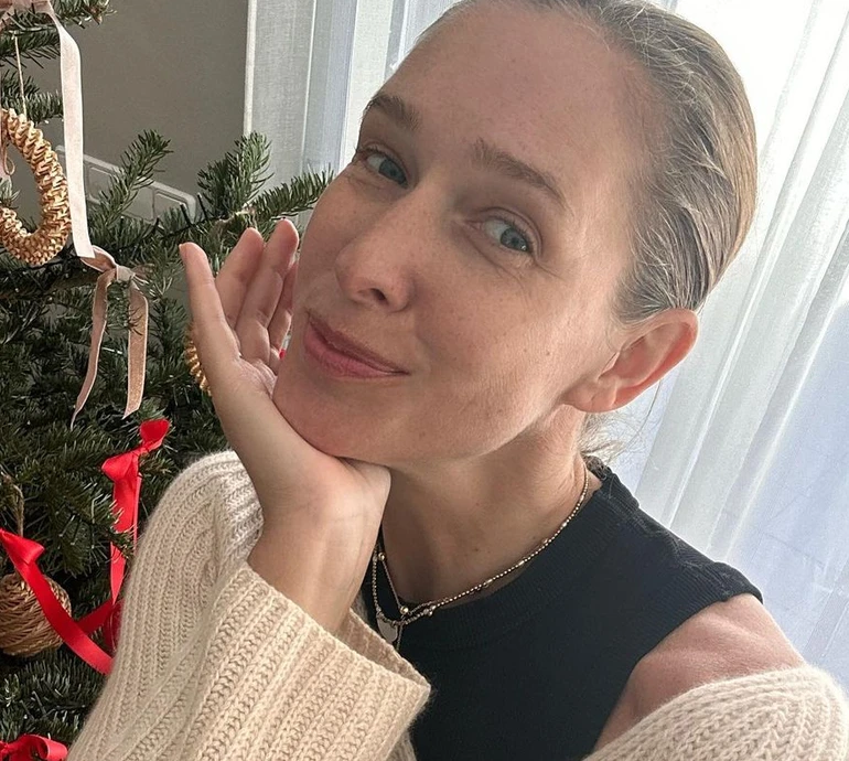 Осадча показала себе без мейкапу та 6-річного сина з лопатою. Фото