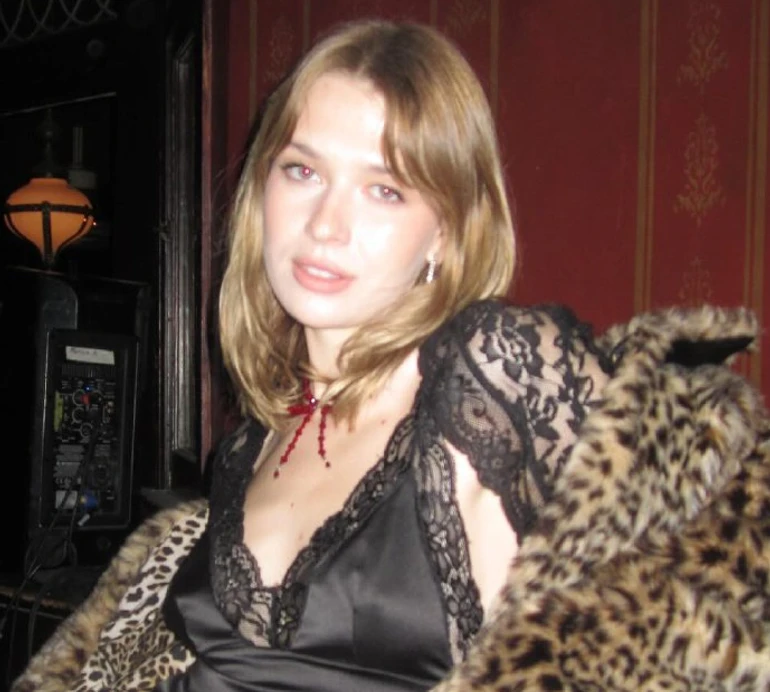 23-річна донька Брежнєвої у рожевому бікіні заселфила струнке тіло в дзеркалі