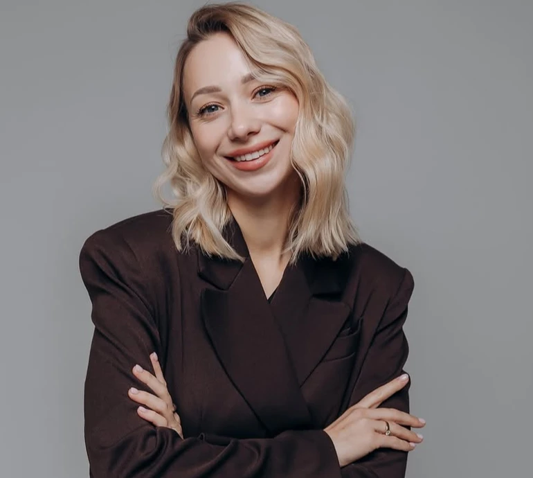 Дружина Павліка в декольтованому оксамиті потанцювала коло сяючої ялинки. Відео