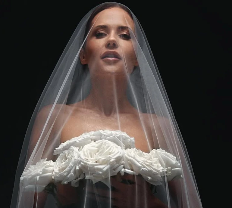 Оголена Денисенко у вельоні до підлоги прикрила принади квітами. Фото