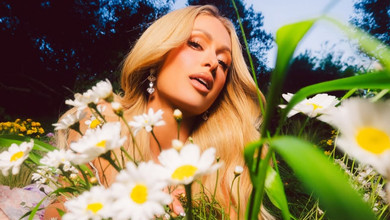 Зовсім новий вид щастя: Періс Хілтон з сином і дочкою попозувала у квітах та розказала, як її змінило материнство. Фото