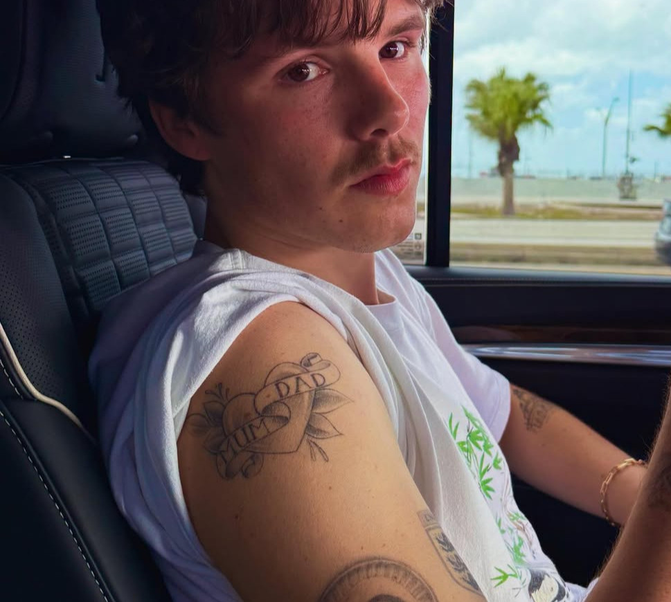 Футболка батька, ошатний лук та гітара: молодший син Бекхемів замилував романтичними кадрами з 29-річною коханою