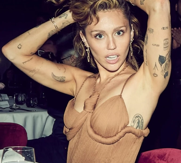 Оголена Майлі Сайрус прикрила груди на обкладинці відомого глянцю. Фото