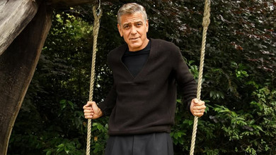 Клуні у стильних луках попозував у ромашках та на гойдалці й розповів про виховання своїх двійнят. Фото