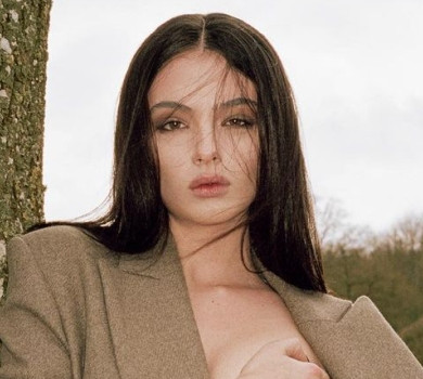 Дева Кассель у романтичній фотосесії посвітила голим персом із-під пальта
