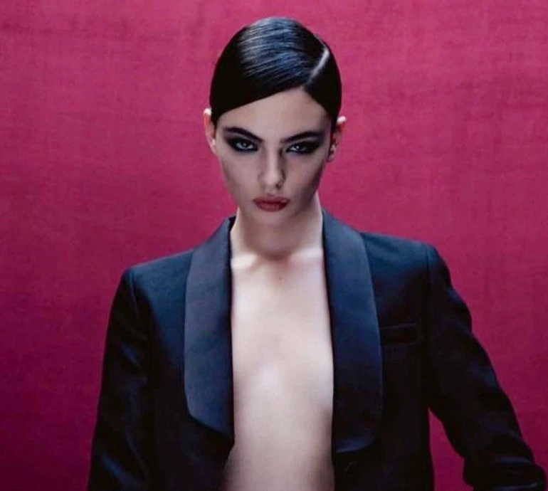 Аж засліплює! Дева Кассель під час гламурної фотозйомки подарувала рідкісну усмішку. ВІДЕО