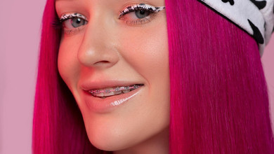 Блогерка Candy Superstar епатувала портретними фото з булавками на голові
