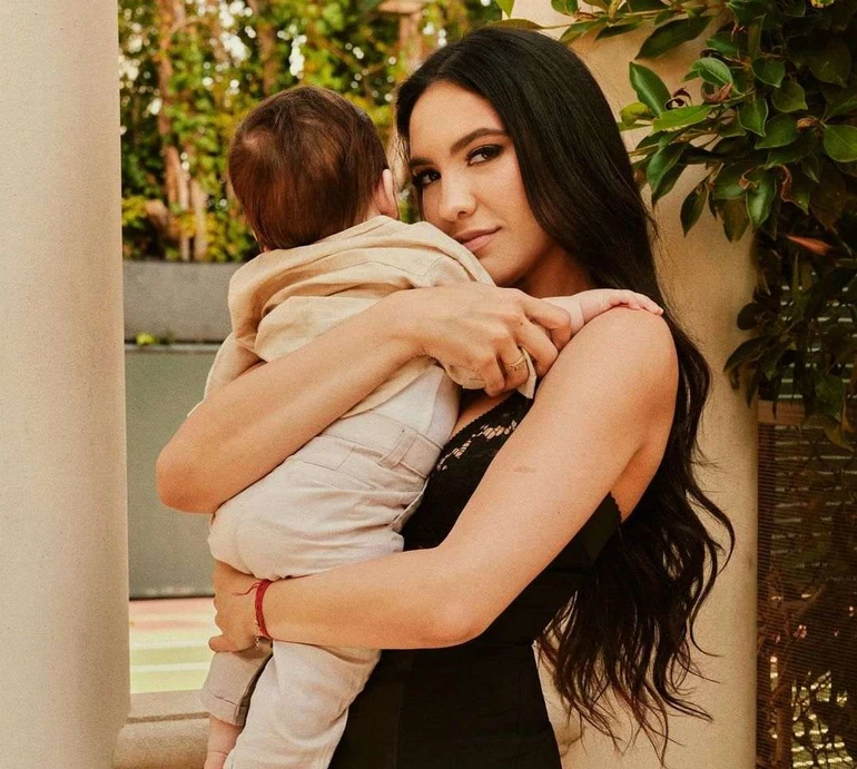 Колишня пасія 83-річного Аля Пачіно знялася для глянцю і вперше показала личко їхнього 8-місячного сина. Фото