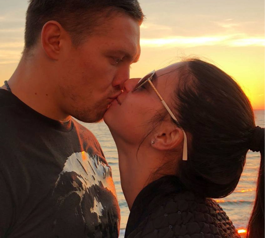 Усику 38: як дружина привітала його у мережі милими фото з дітьми і цілунками