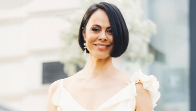 Ексдружина Кличка у діловому стилі з бантом відвідала вечірку в Німеччині. Фото