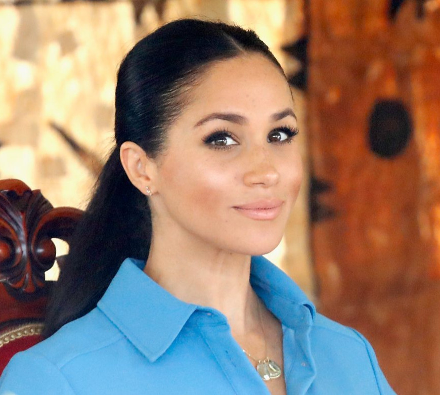 Меган Маркл у футболці й легких штанцях зазнімкувалася з собакою в садку та поїла торта у Пелтроу