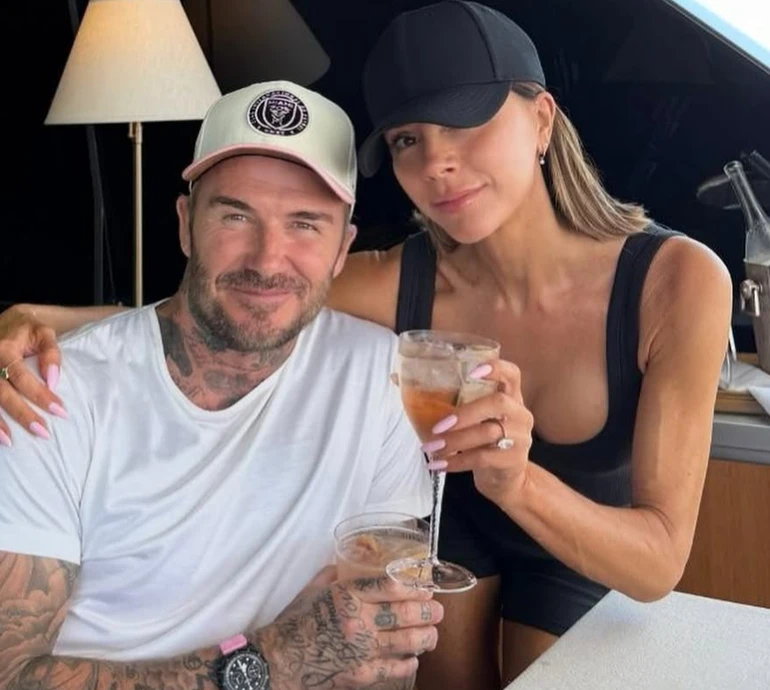 Бекхем на родинному святкуванні 51-річчя посвітила ніжками на яхті та вигуляла білий корсет у ресторан. Фото