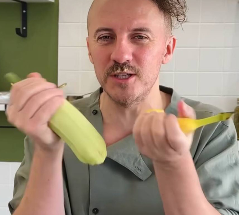 Народжені одне для одного: Клопотенко здивував рецептом оладок із кабачків та тропічного фрукта