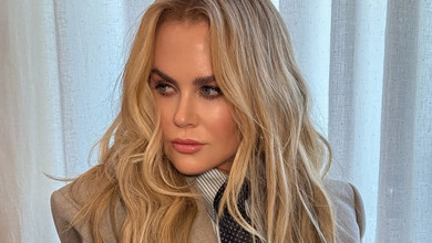 Відчуваю любов: Кідман з нагоди 58-річчя попозувала в худі коло барвистого букету