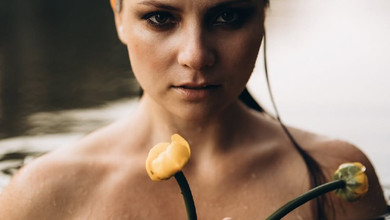 Хижняк із розмитим мейком на честь 35-річчя попозувала для чуттєвих кадрів у воді