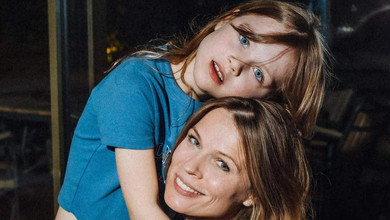 Мріяла давно: Фреймут проколола вушка 8-річній доньці та показала, як дівчинку підтримував брат