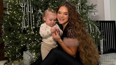 Верба показала, як 1-річна доця допомагала й прикрашати новорічну ялинку. Фото