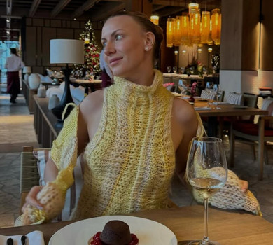 У купальнику в повний зріст та з бутлем огірків: Нікітюк поділилася кадрами свого релаксу в Буковелі