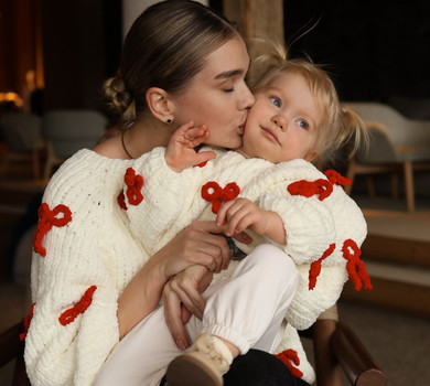 Медитація і терапія: Саша Бо простим олівцем намалювала портрет 2-річної донечки. Відео