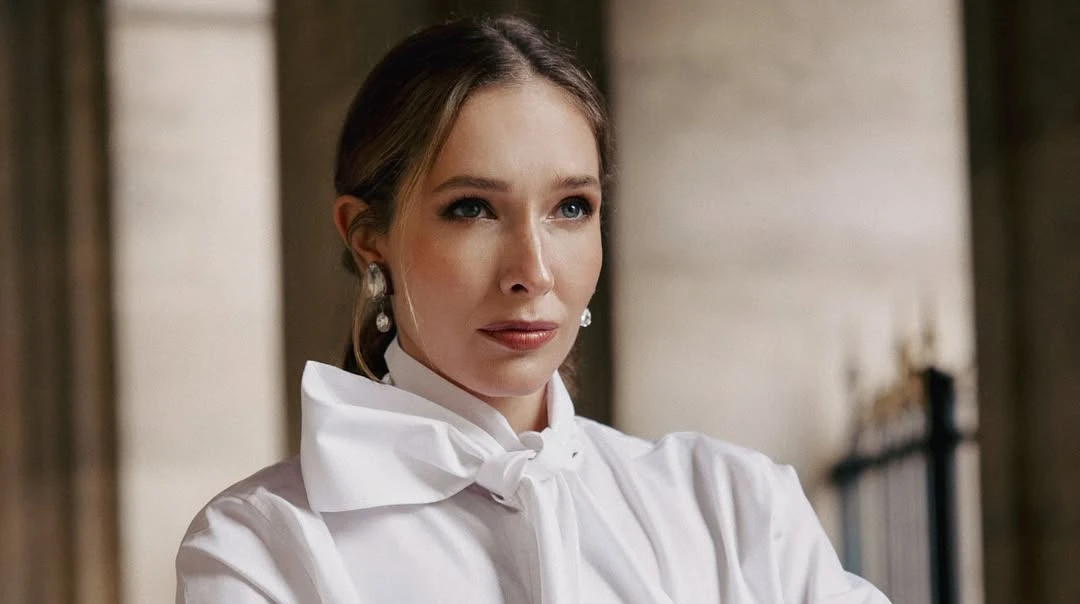 Осадча у луці з бантом та шкіряними рукавичками зізналася в любові Парижу на стильних фото