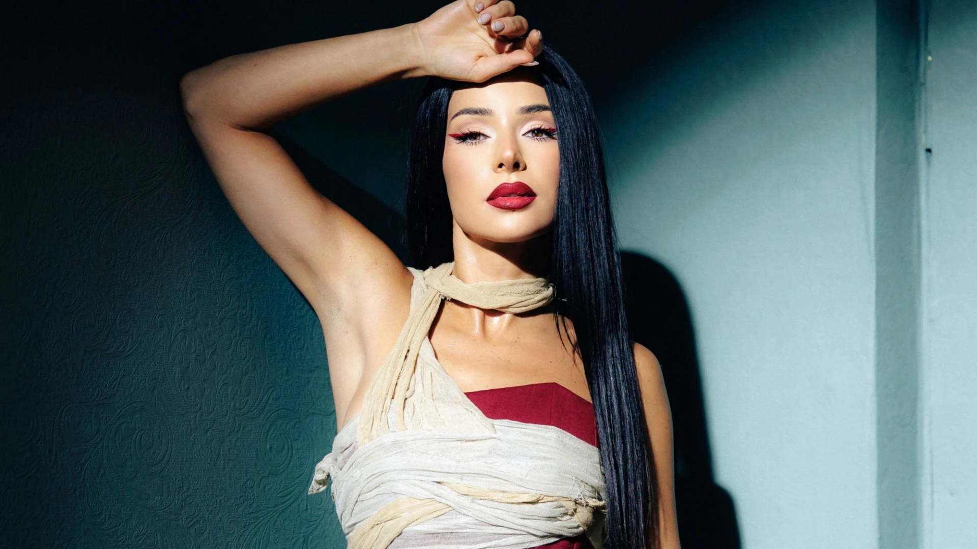 Королева драми Огнєвіч вразила гнучкими позами у пристрасному кліпі