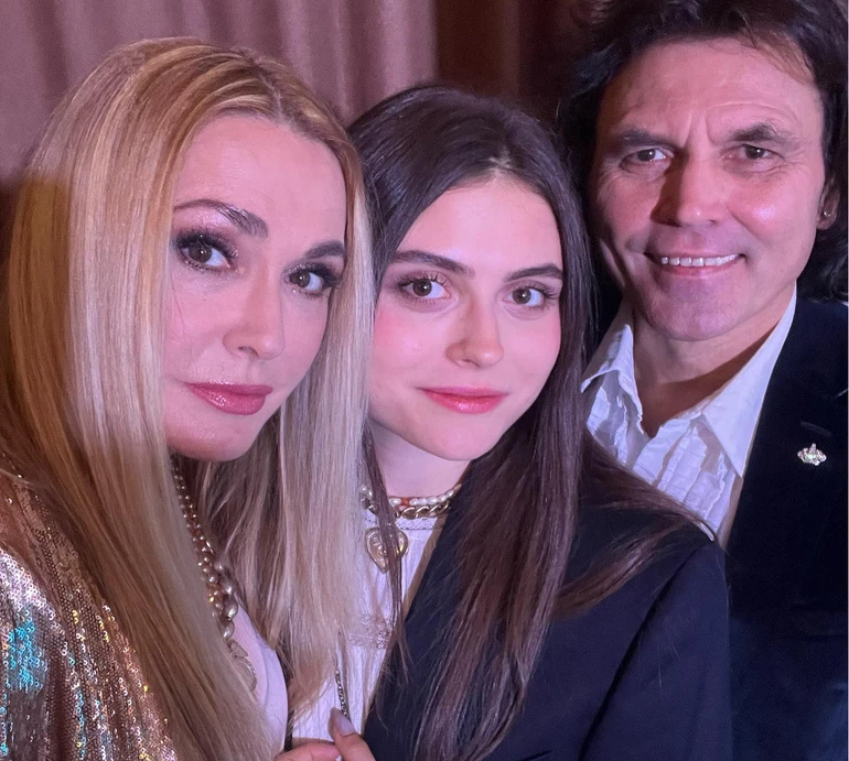 Сумська з чоловіком та 21-річною дочкою показалися на лижах у Буковелі. Фото