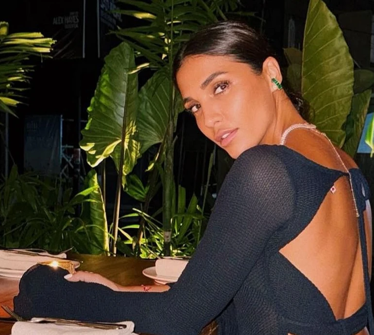 Дімопулос у бікіні похизувалася засмаглим тілом на пляжі, де знімали відомий фільм. Фото