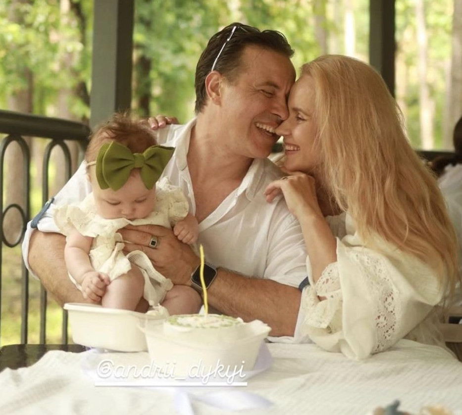 Наш антистрес: Ребрик із нагоди 4 місяців доні показала її в святковому луці. Відео