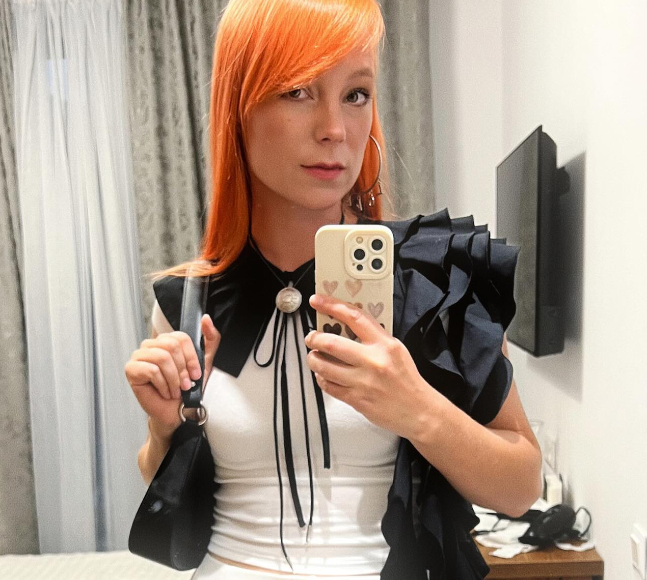 Тарабарова оголила ніжки в міні та поміркувала про пошук недоліків у собі. Фото