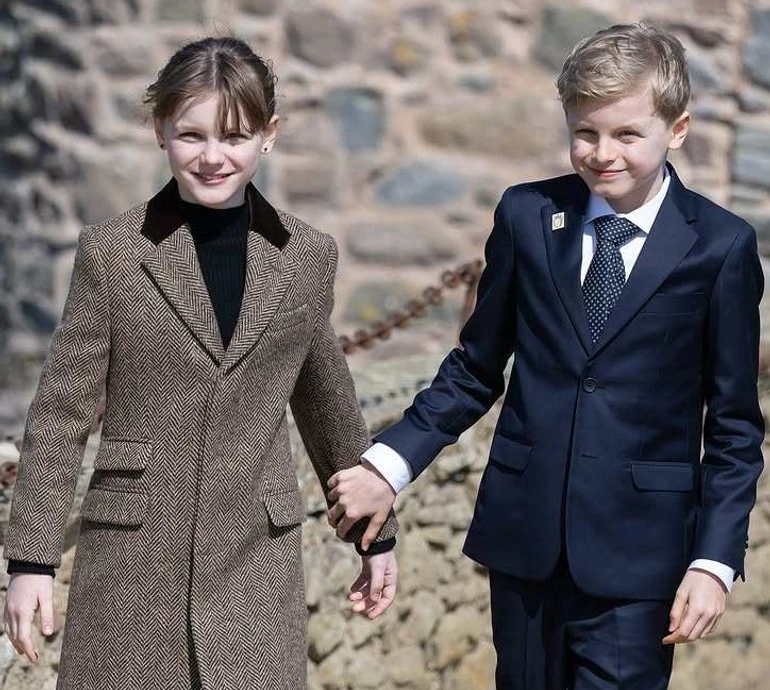 10-річні князівна й князенко Монако в стильних луках засвітилися з батьками у французькому вояжі. Фото