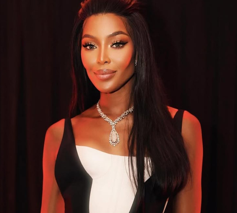 Мої ангели: Кемпбелл показала, як з двома дітьми відпочивала на пляжі. Фото