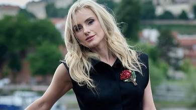 Total black і гроно калини: Федишин в елегантному луці попозувала на вулицях Праги