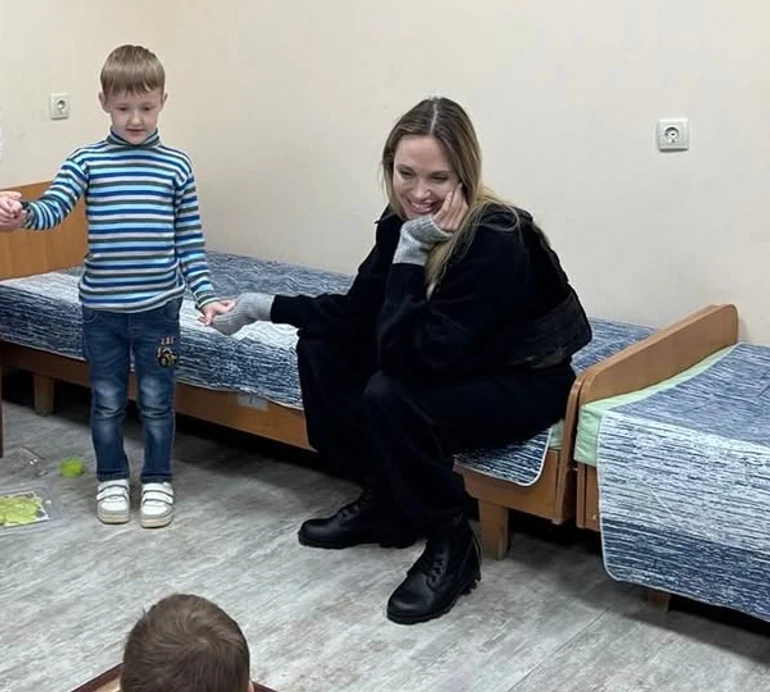Було важко, але надихаюче: Джолі поділилася враженнями від поїздки в Україну