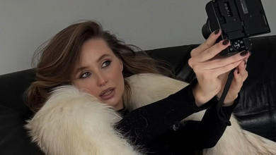 Колишня Тищенка в шубі та ажурному бодіс'юті ефектно закинула ноги на шкіряному дивані. Фото