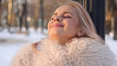 Рідкісний шанс уповільнитися: Ребрик у пухнастій шубці, міні та чоботах пораділа початку січня. Відео